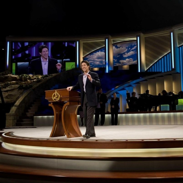 televanđelist Joel Osteen u crkvi Lakewood Church
