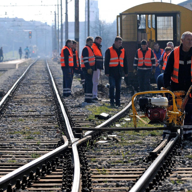 Ilustracija, radnici HŽ Infrastrukture vrše rekonstrukciju pruge
