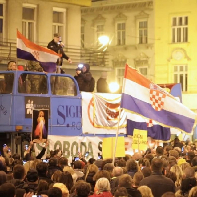 Marko Francišković na skupu protiv covid potvrda
