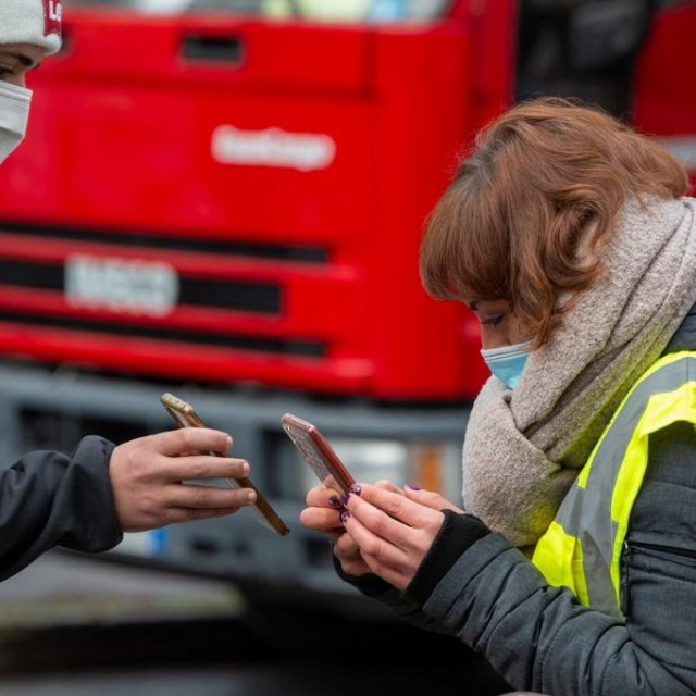 Provjeravanje covid potvrde, Ilustracija
