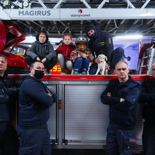 vatrogasci s malim Kolarićima i kujicom Elzom
