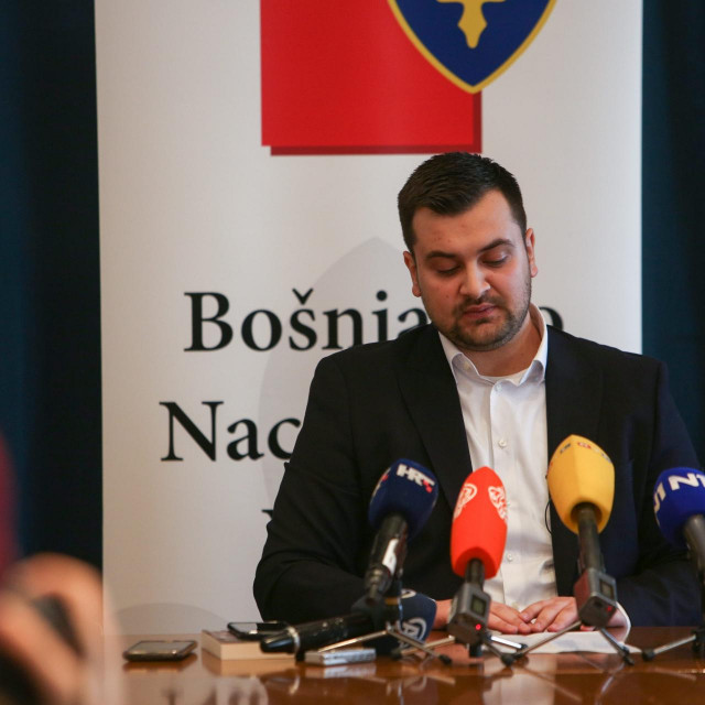 Bošnjačko nacionalno vijeće RH održalo je konferenciju za medije na temu posljednjih izjava predsjednika Zorana Milanovića u kojima, kako tvrde, relativizira i u određenim momentima umanjuje opseg počinjenog genocida u Srebrenici
