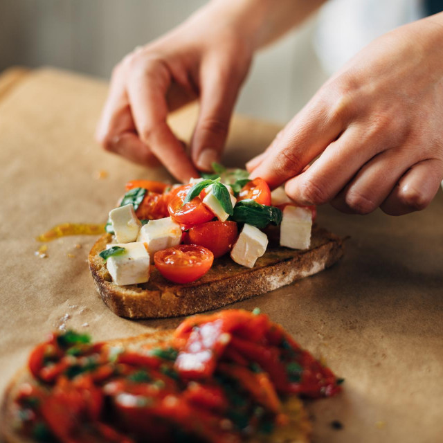 Odlična ideja su i bruschette istrljane češnjakom i poprskane s nekoliko kapi bučinog ulja
