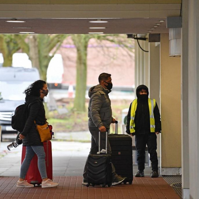 Putnici odlaze u karantenu u hotel Holiday Inn u blizini aerodroma Heathrow u Londonu, Ilustrativna fotografija
