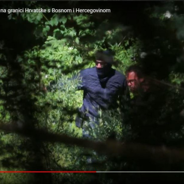 Pripadnici interventne policije tuku migrante
