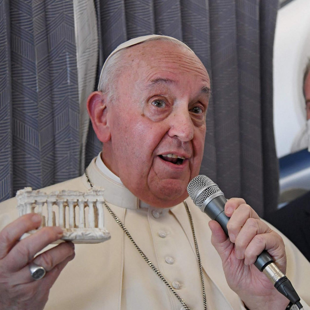 Papa Franjo u avionu na povratku iz Grčke
