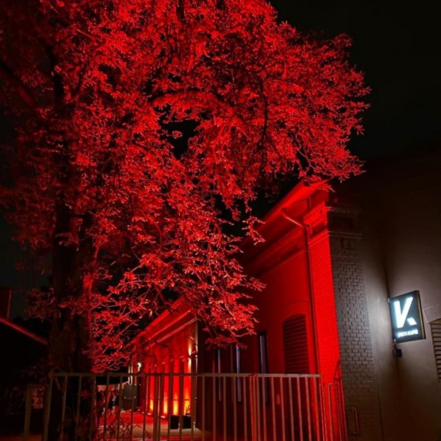 Lokacija je dvorište kluba Peti Kupe koji se tek treba otvoriti
