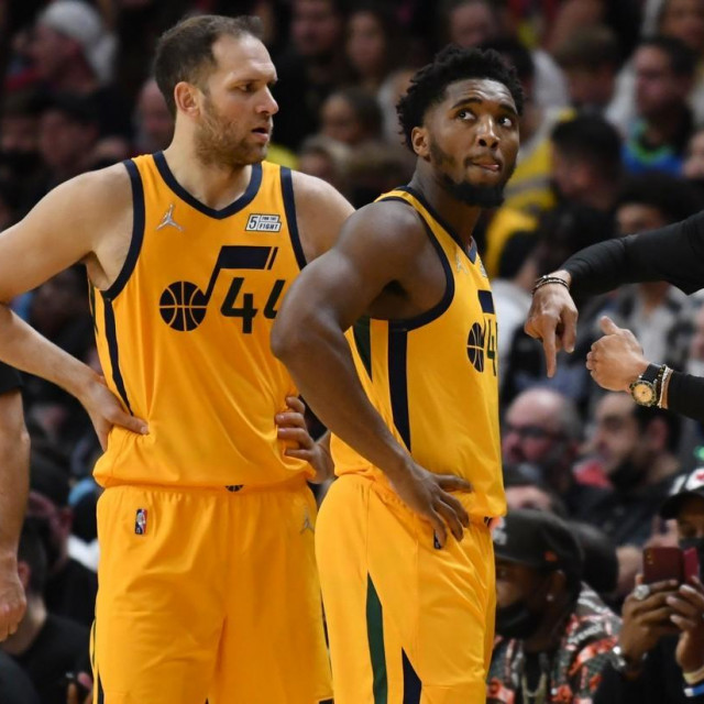 Bojan Bogdanović i Donovan Mitchell s trenerom Quinom Snyderom

