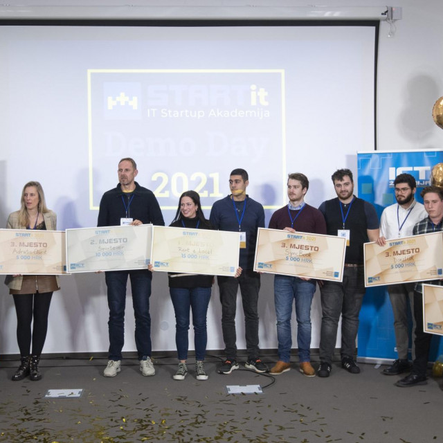 Zajednička fotografija za uspomenu svih nagrađenih polaznika StarIT 2021. startup akademije
