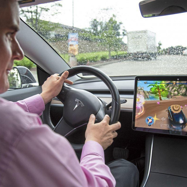 Igrice na infotainment sustavu, Tesla
