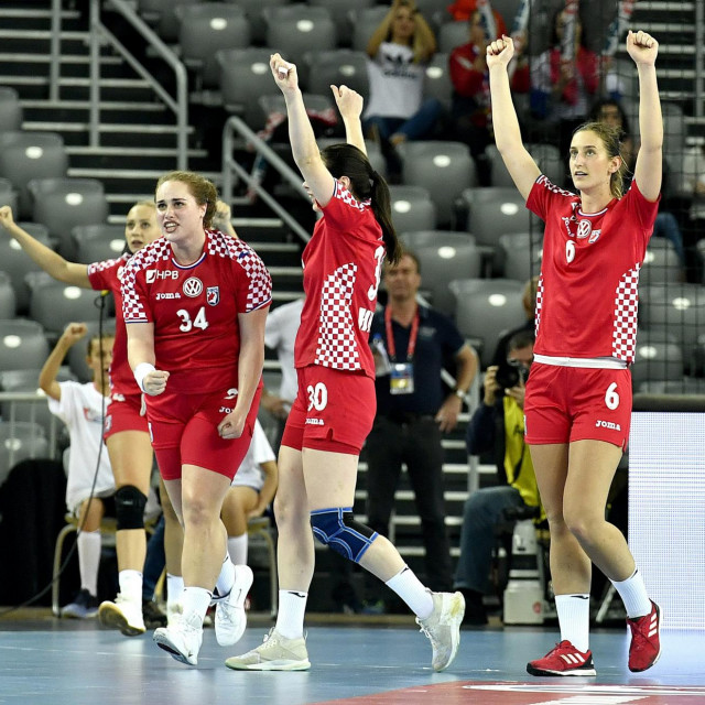 Ivana Dežić (u sredini)
