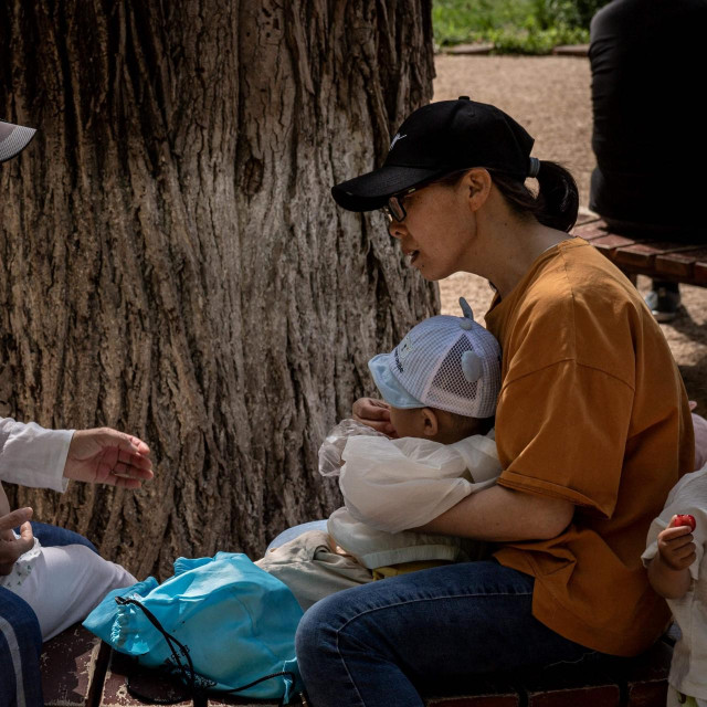 Majke s djecom u Pekingu; ilustracija
