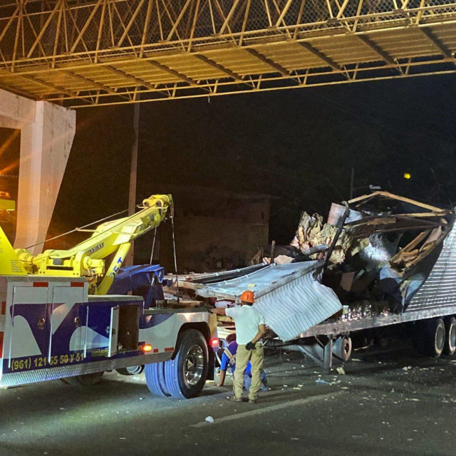 Olupina kamiona u kojem je poginulo više od 50 migranata
