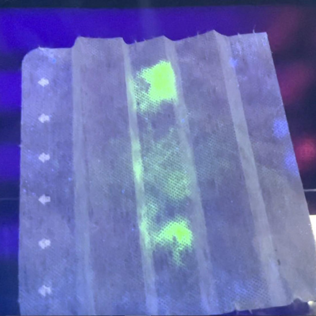 Maska pod ultraljubičastim svjetlom.
