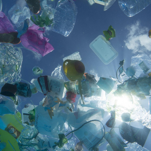 Ilustracija, plastika pluta oceanom
