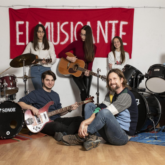 Prof. gitare Tomislav Šnidarić i tinejdžeri koji su osnovali vlastitu glazbenu izdavačku kuću kako bi podržali mlade bendove, svoje vršnjake
