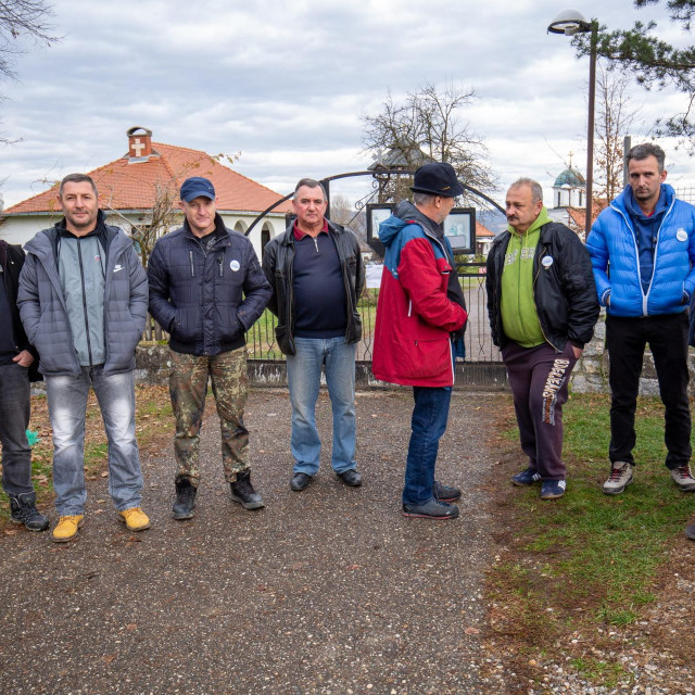 Na fotografiji: Vladan jakovljevic, pčelar iz Loznice, Živko Petrović, povrćar, Slaviša Rosić, mještanin, Bogdan Šolaja kemičar i član SANU-a, Dragan Krajačić predsjednik MZ, Aleksandar Krajačić predsjednik Udruge Ne damo Jadar, Dragana Djordjević znanstvenica.
 
