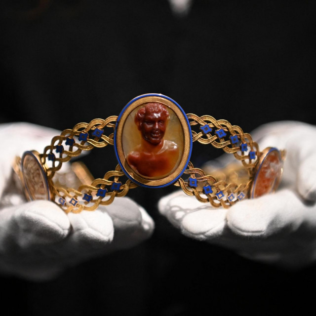 Obje tijare, svaka dio kompleta odgovarajućeg nakita dizajniranog za zajedničko nošenje - ukrašene su dragim kamenjem s ugraviranim klasičnim glavama, od kojih su neke vjerojatno drevne
