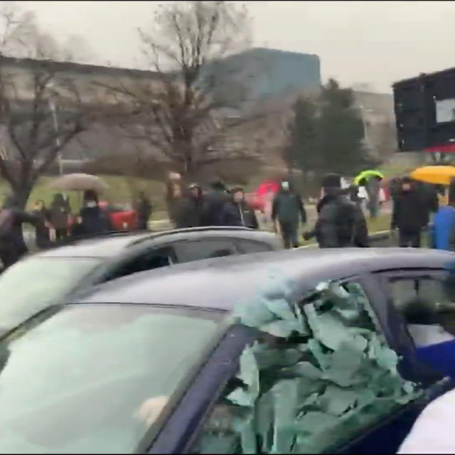 Razbijeno staklo na Renaultu.
