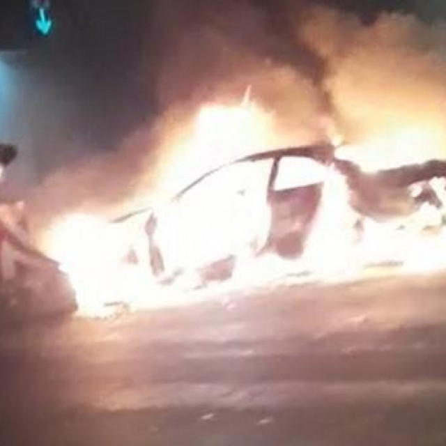 Automobil u plamenu kod naplatnih kućica Sveta Helena
