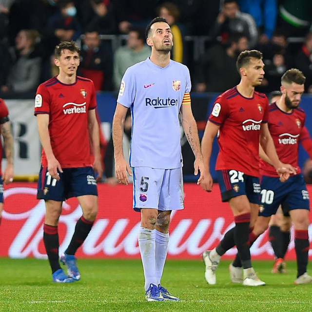 Sergio Busquets pored igrača Osasune
