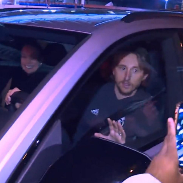 Luka Modrić je oduševio navijače koji su mu nakon derbija opkolili automonbil