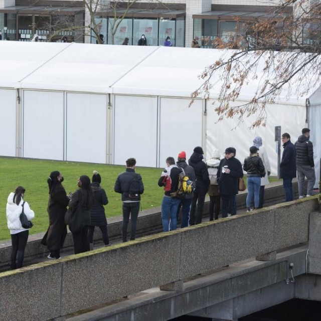 redovi za cijepljenje booster dozom u Londonu
