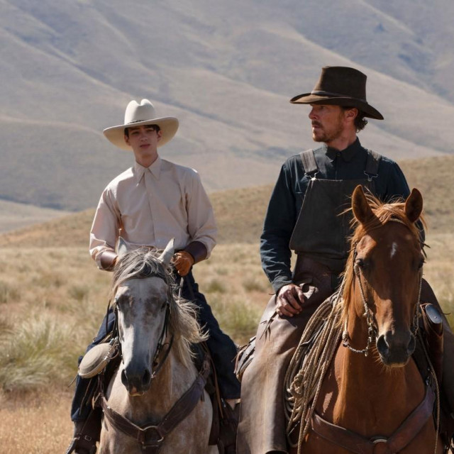 Benedict Cumberbatch i Kodi Smit-McPhee u filmu 'Šape pasje'
