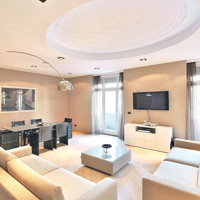 Vrhunski renoviran, peterosobni (230 m2) građanski stan u centru Zagreba
