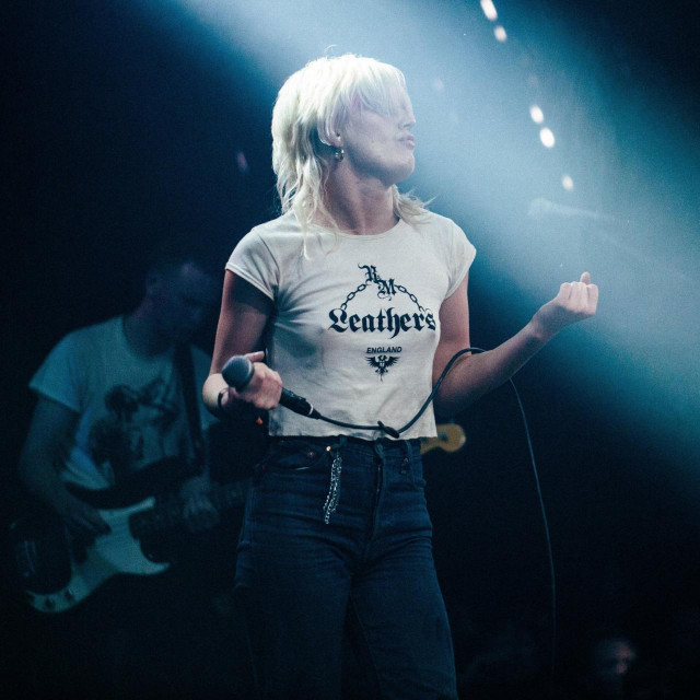 Amyl And The Sniffers predvođeni su mršavom, ekstatičnom i  neukrotivom plavušom Amy Taylor koju se može usporediti s Joan Jett, Courtney Love i Deborah Harry
