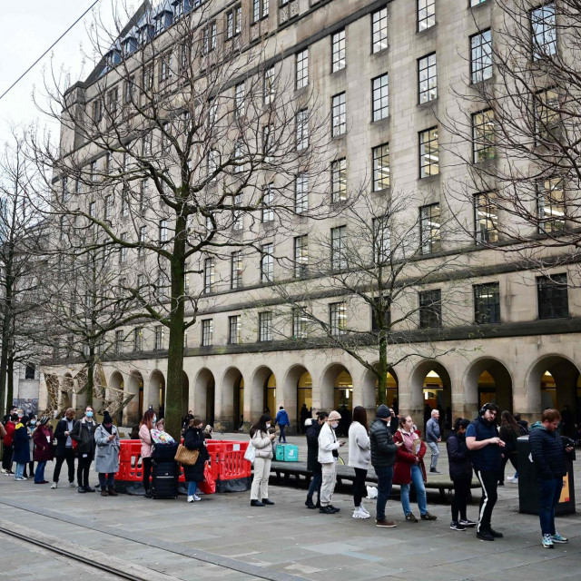 Redovi za treću dozu u Londonu
