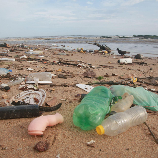 Plastika na plaži u Salvadoru, Brazil, 2021.
