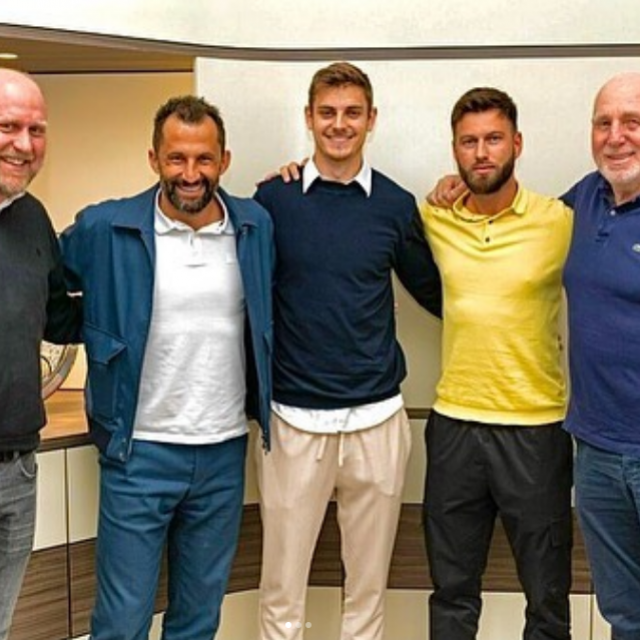 Josip Stanišić u sredini
