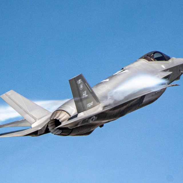 Borbeni avion pete generacije F-35A u letu; ilustracija