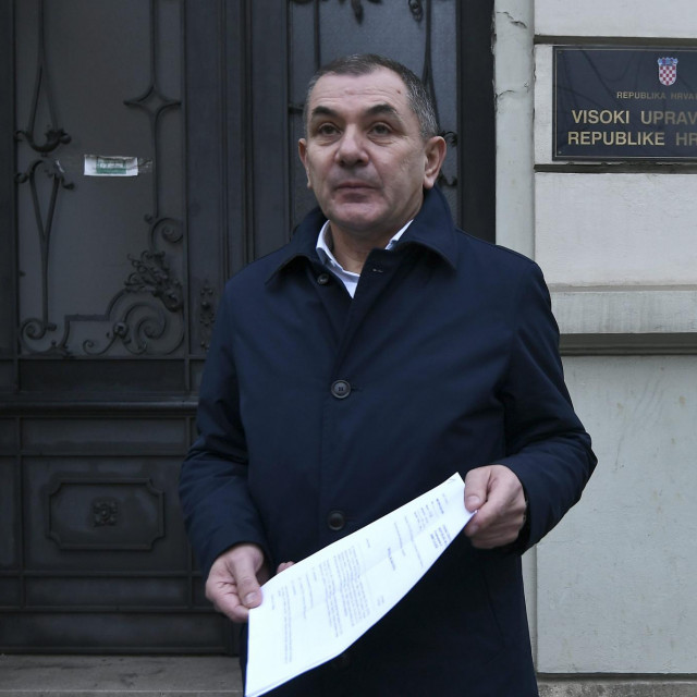 Ivica Lovrić predaje podnesak Vrhovnom upravnom sud u RH vezano za ukidanje mjera roditelj odgojitelj
