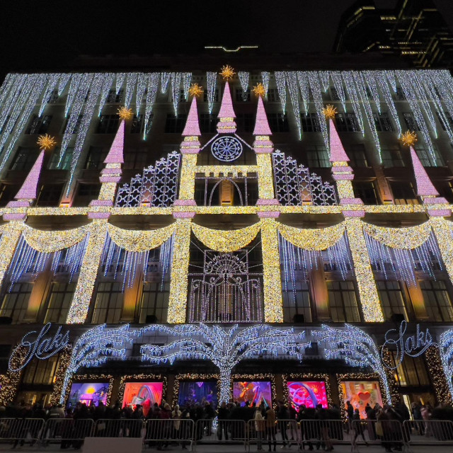 Light show na robnoj kući Saks oduševio je turiste
