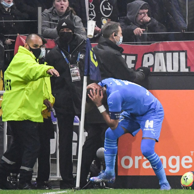 Dimitri Payet je pogođen bocom, a to je pokrenulo reakciju francuske vlade
