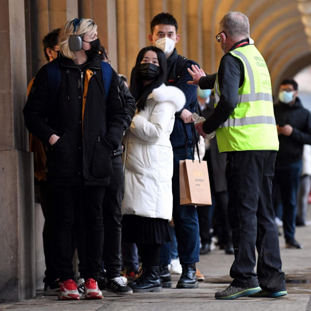 Velika Britanija bilježi rekordne dnevne brojke slučajeva covida-19
