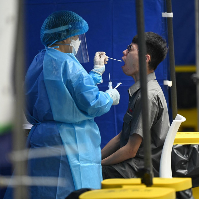 Više istraživanja potvrđuje puno višu zaraznost omicrona, a njegova manje učinkovita replikacija u plućima sugerira nižu razinu rizika teških ishoda bolesti
