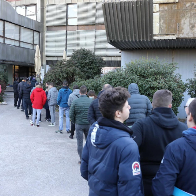 Navijači su napravili redove pred blagajnom