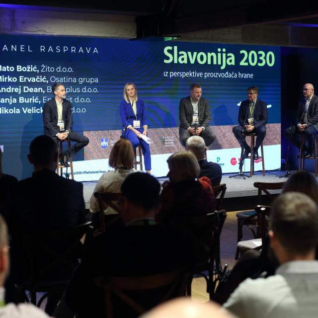 Konferencija ''Slavonija 2030 iz perspektive proizvođača hrane''.

Na fotografiji: panel vodećih domaćih proizvođača hrane, Nikola Velicki, tvrtka Rabo, Sanja Burić, tvrtka ENA Frutit, Andrej Dean, predsjednik Uprave Belje, Mirko Ervačić, Osatina grupa, Mato Božić, tvrtka Zito.
 
