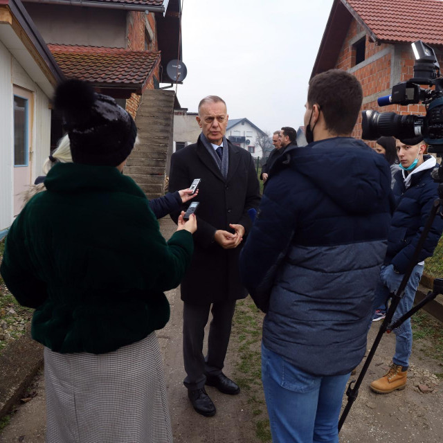 Predstavnici Europske investicijske banke posjetili su obitelji u Petrinji kojima su donirali kontejnere za stanovanje.
Na fotografiji: Anton Kovačev
 
