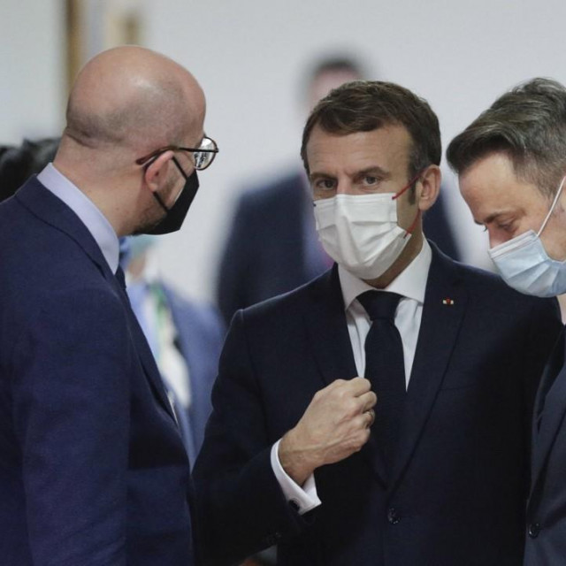 Charles Michel, Emmanuel Macron i Xavier Bettel
