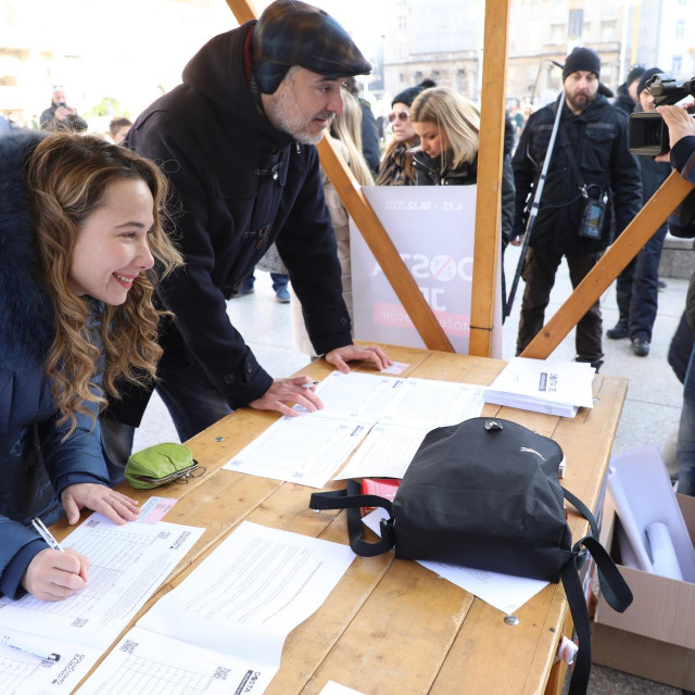 Prikupljanje potpisa za Mostov referendum protiv covid mjera. Na fotografiji: Marija Selak Raspudić, Nino Raspudić.
