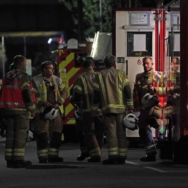 Vatrogasci ispred zgrade u Suttonu.
