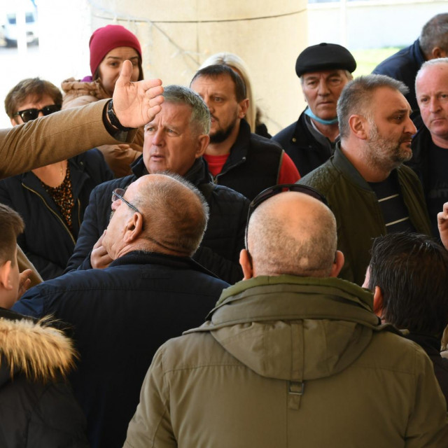 Gradski vijecnik Mosta Josip Markotić s prosvjednicima
