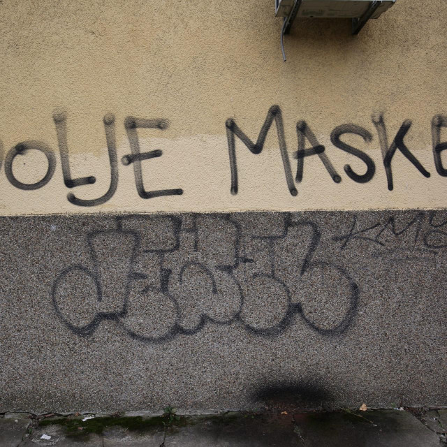 Nepoznata osoba ispisala je grafite protiv korona mjera na zgradi osječkog Doma zdravlja.

