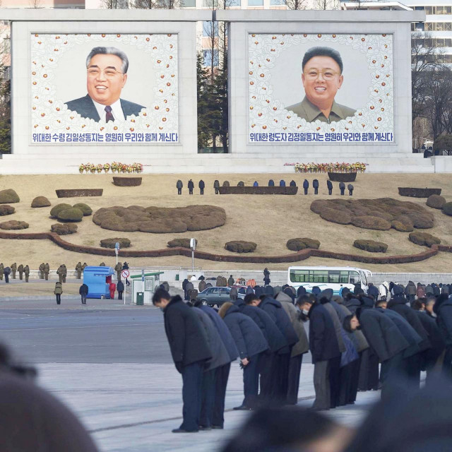Sjevernokorejci su se klanjali pred ikonama pokojnog vođe diljem Pjongjanga
