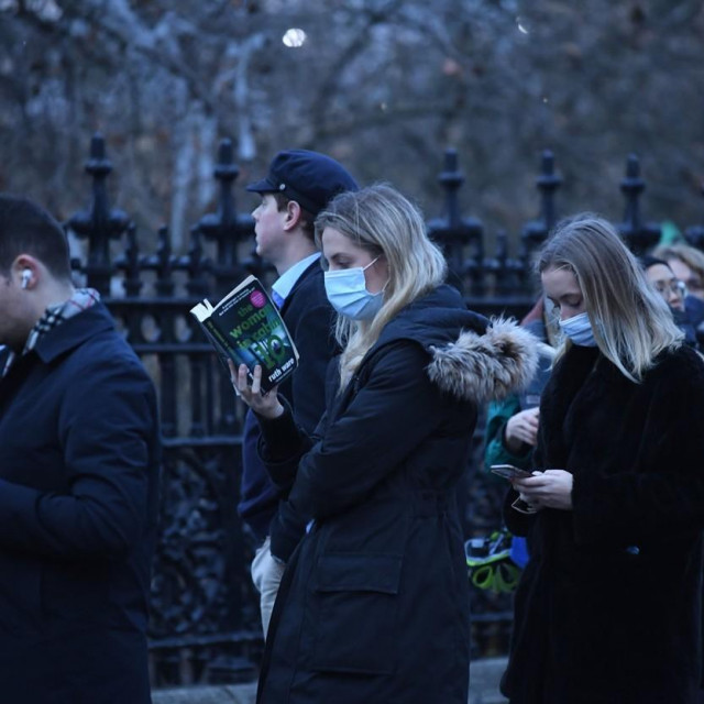 Red za cijepljenje u Engleskoj.
