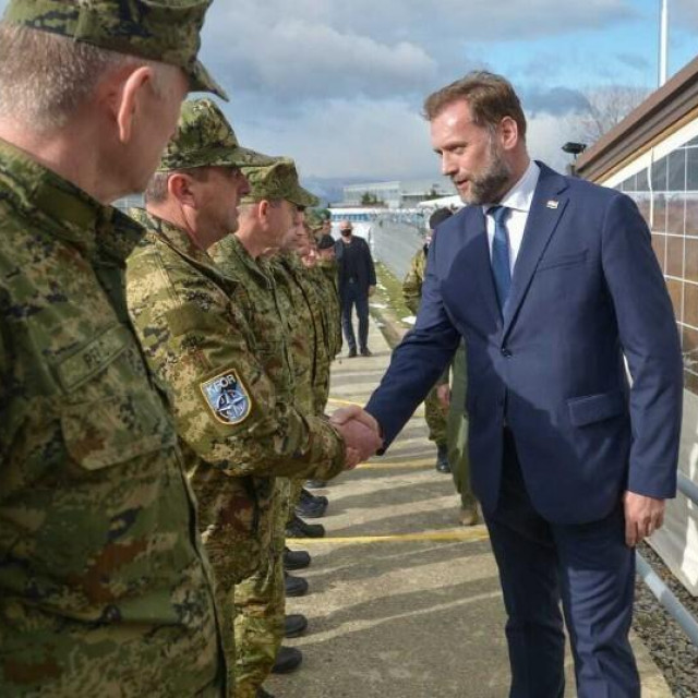 Ministar Banožić na Kosovu (lijevo), načelnik Glavnog stožera Robert Hranj i Zoran Milanović (desno)
